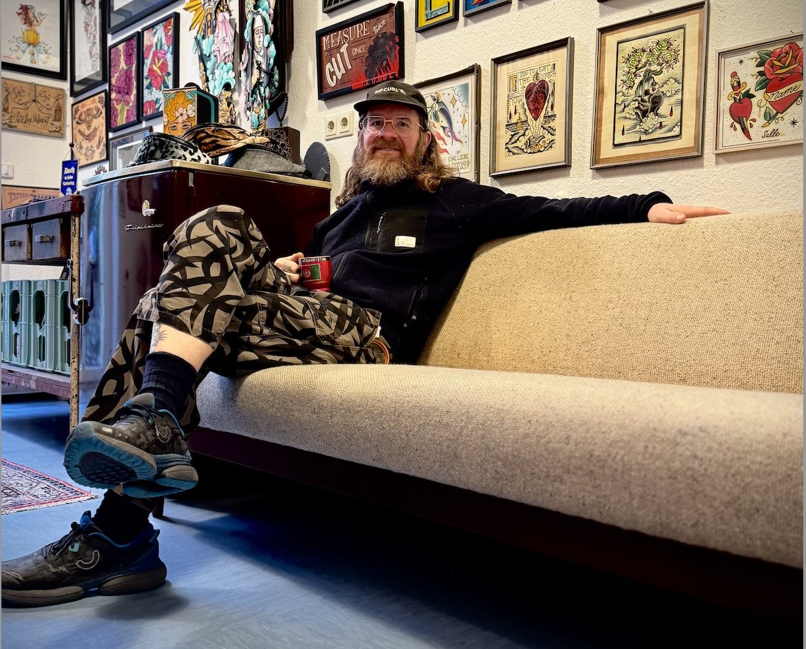 Das Atelier: Flash-Bögen an der Wand, Sofa, ruhige Atmosphäre